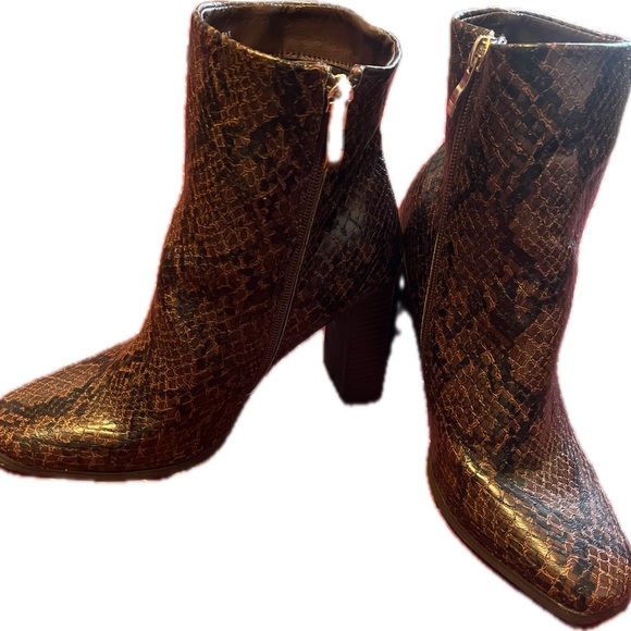 Snakeskin print ankle boots - Picture 7 of 12